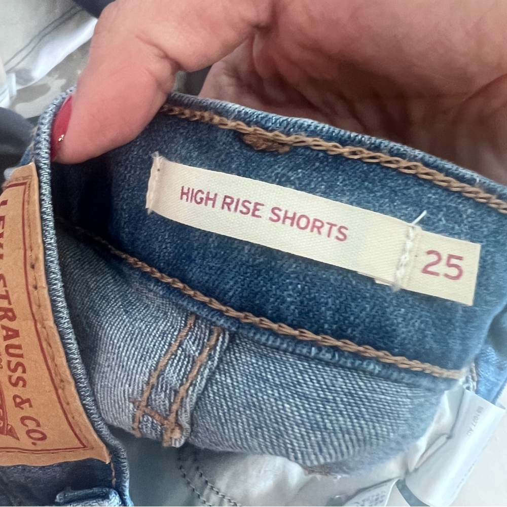 Levi’s High Rise Shorts - Picture 5 of 6